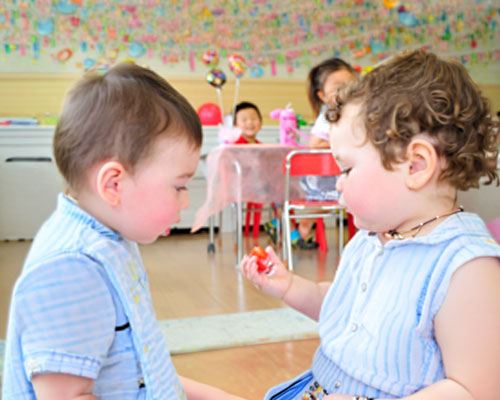 園で過ごす子どもたち